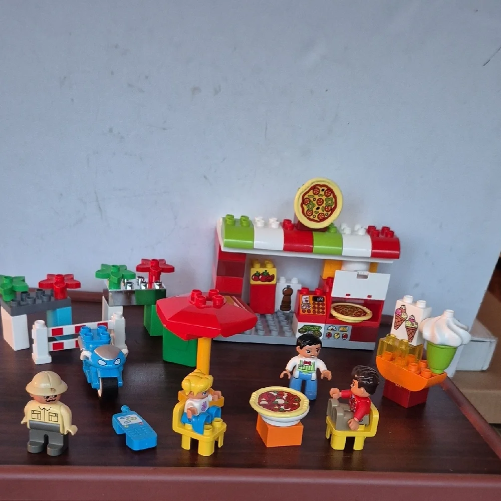 LEGO PIZZA AND ICECREAM Colorful Building Block Pizza Shop Playset. USED